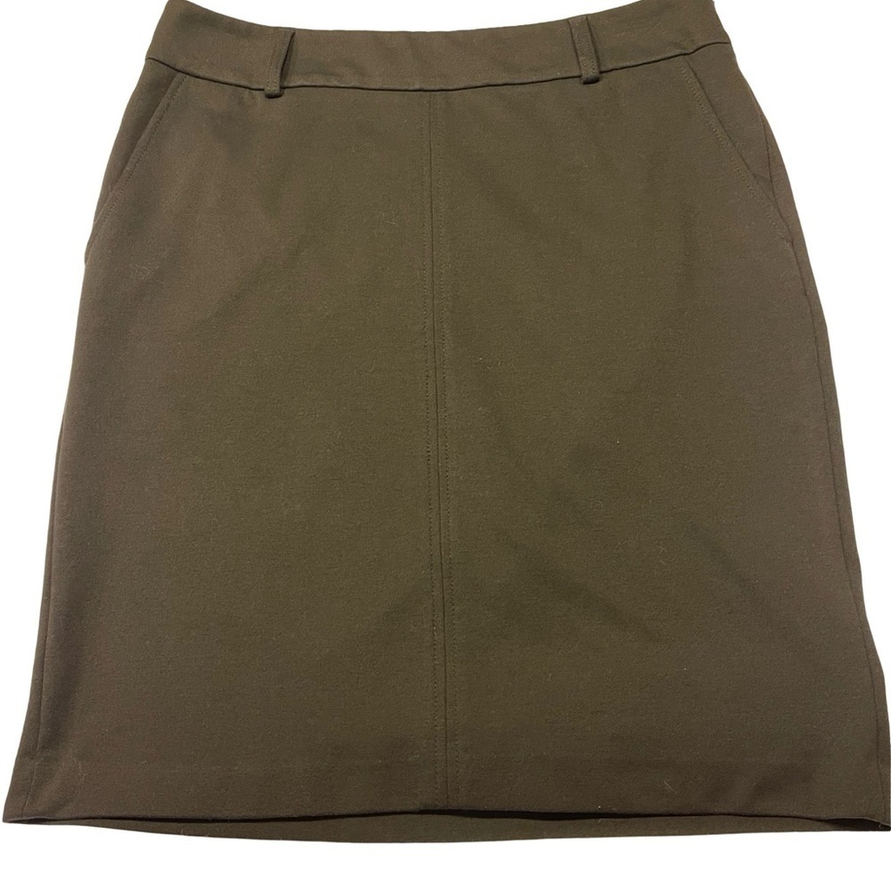 Banana Republic Black Skirt Size 12 two front pockets and side zip with clasp